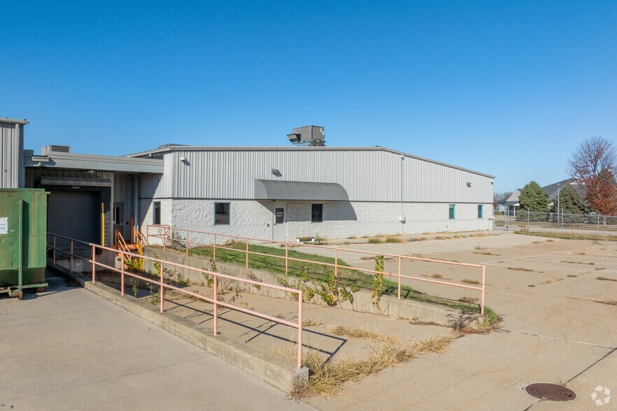 More Photos Of 200 Enterprise Dr, Pekin Light Distribution For Sale