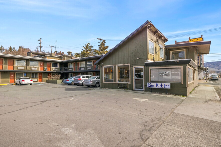 More Photos Of 11 Main St, Klamath Falls Hotel For Sale