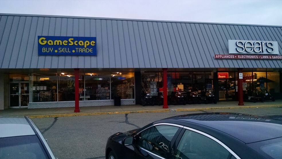 More Photos Of 300-499 Downtowner Plz, Coshocton General Retail For Sale