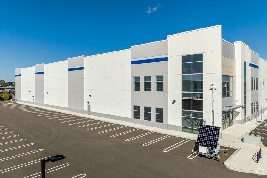 More Photos Of 125 New South Rd, Hicksville Warehouse For Lease