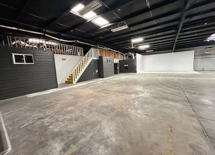 More Photos Of 3003 Bingle Rd, Houston Warehouse For Sale