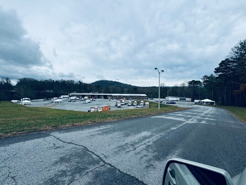 More Photos Of 219 Commercial Hill Dr, Hendersonville Warehouse For Lease