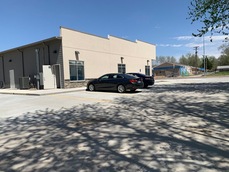 More Photos Of 1433 N 27th St, Lincoln Storefront Retail Office For Lease