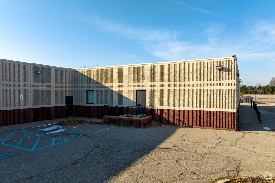 More Photos Of 34381 S Gratiot Ave, Clinton Township Showroom For Sale