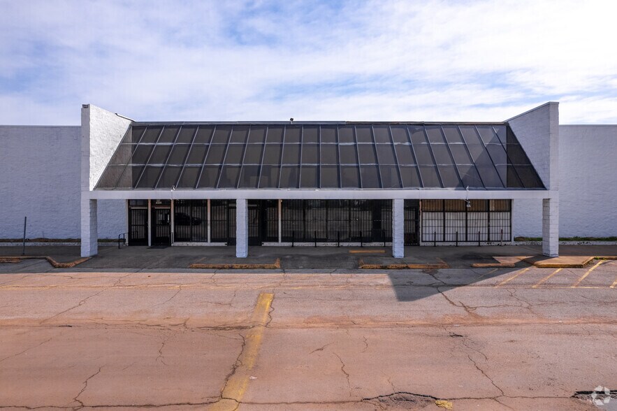 More Photos Of 10710-10724 Garland Rd, Dallas Supermarket For Lease