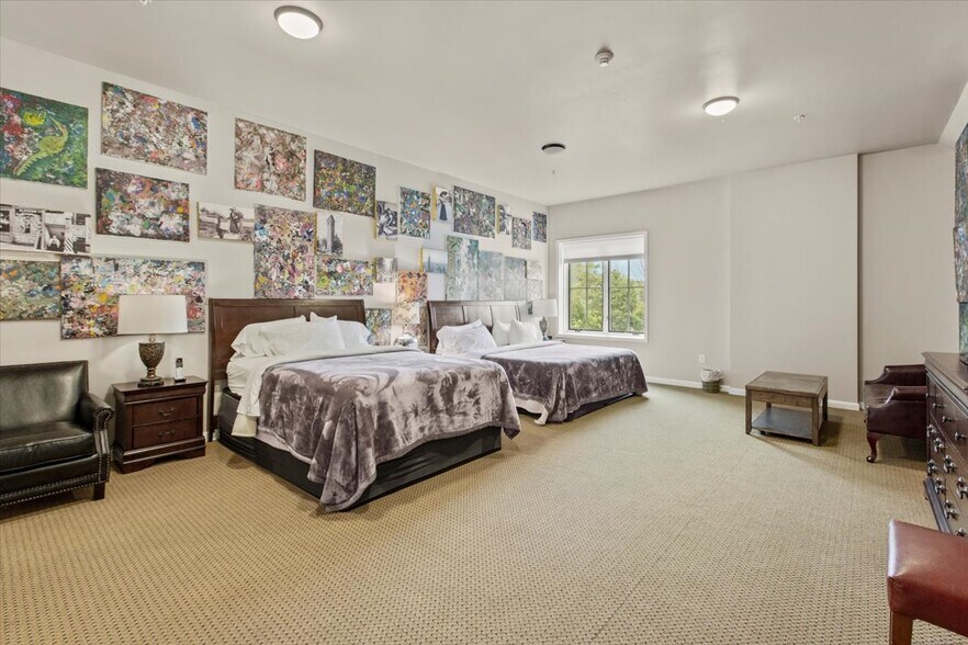 More Photos Of 49 Florida Ave, Amsterdam Hospitality For Sale