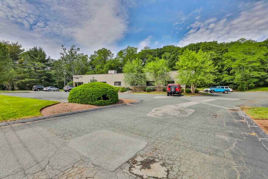 More Photos Of 141 Summit St, Peabody Freestanding For Lease