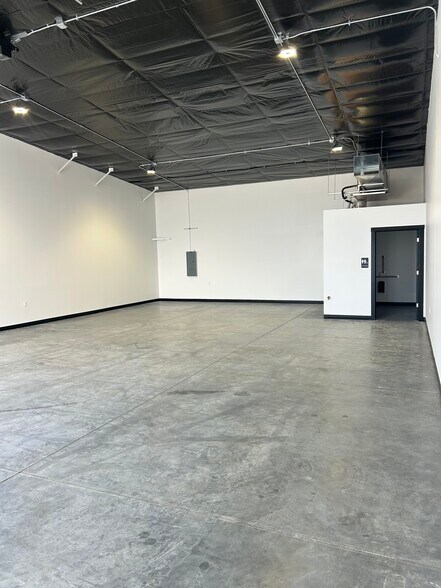 More Photos Of 23911 Southwest St, Waterloo Light Manufacturing For Lease