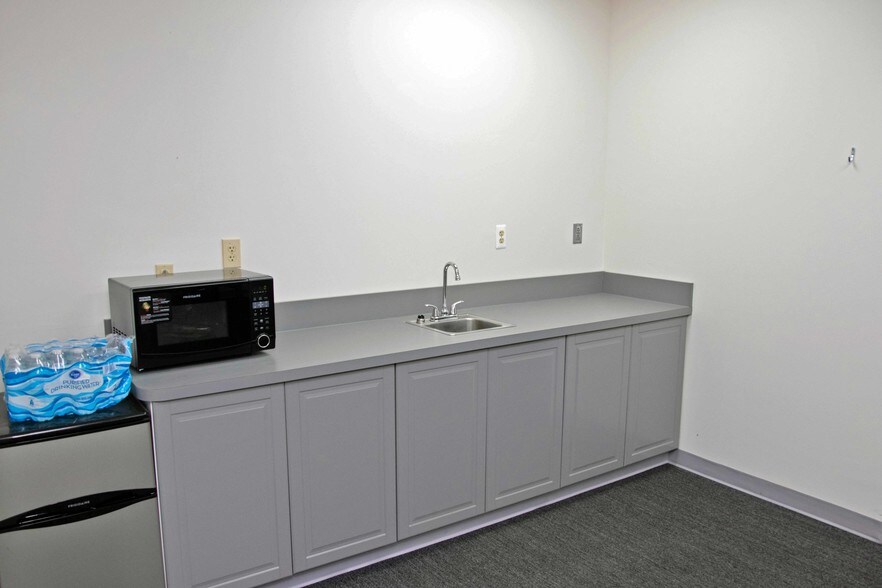 More Photos Of 3051 Delta Marine Dr, Reynoldsburg Light Manufacturing For Sale