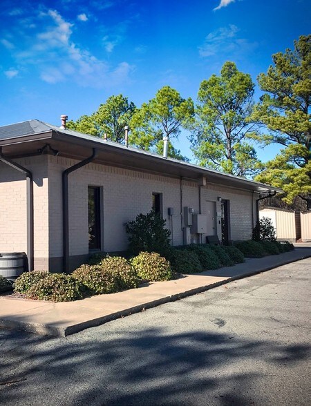 More Photos Of 1600 N Washington Ave, Durant Medical For Lease