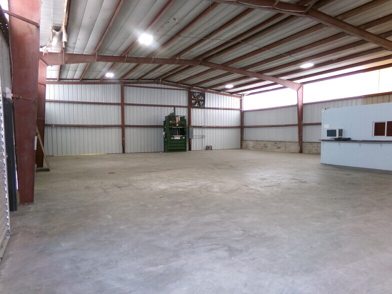 More Photos Of 3034-3036 Waterfield Ln, Lakeland Warehouse For Lease