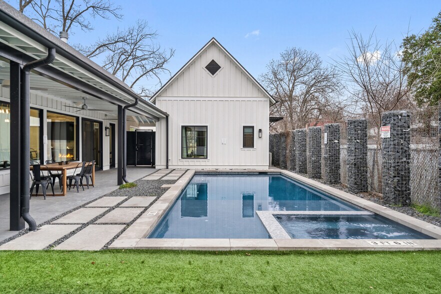More Photos Of 106 E College St, Fredericksburg Specialty For Sale