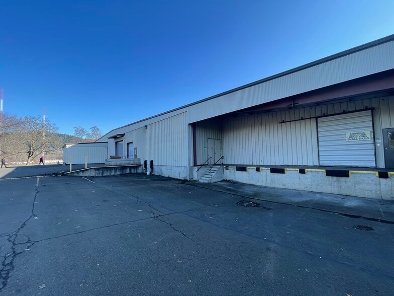 More Photos Of 9085 SE Enoch Ct, Clackamas Manufacturing For Sale