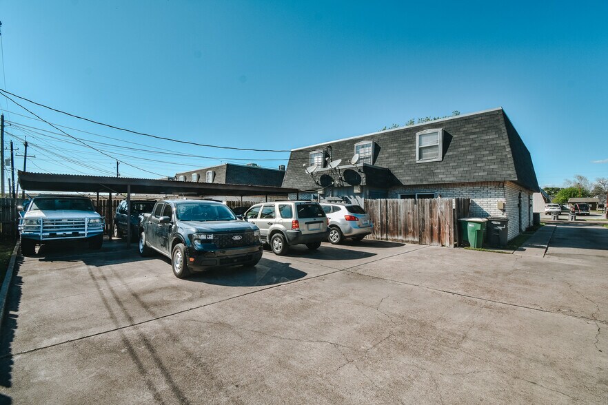 More Photos Of 1805 Rosemary Ave, Victoria Apartments For Sale