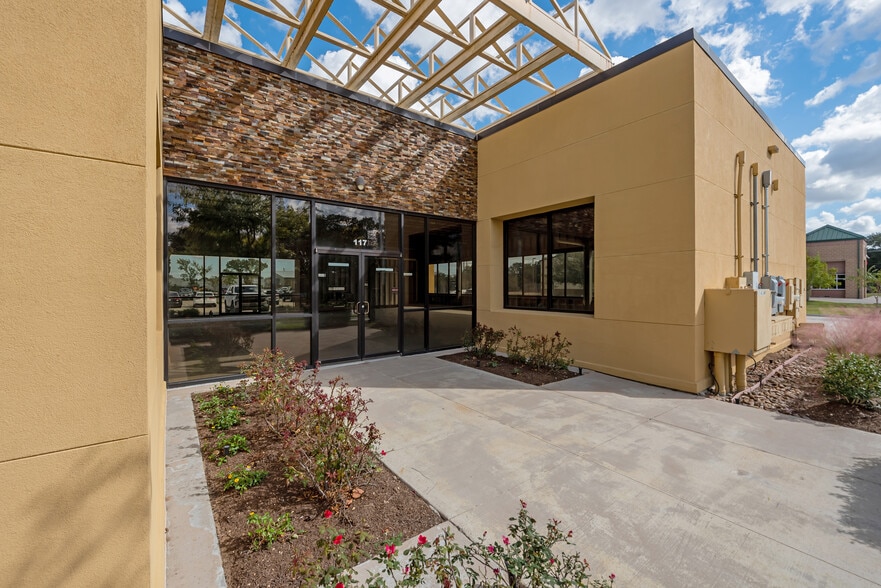 More Photos Of 107-113 Woodlawn Dr, Friendswood Medical For Sale