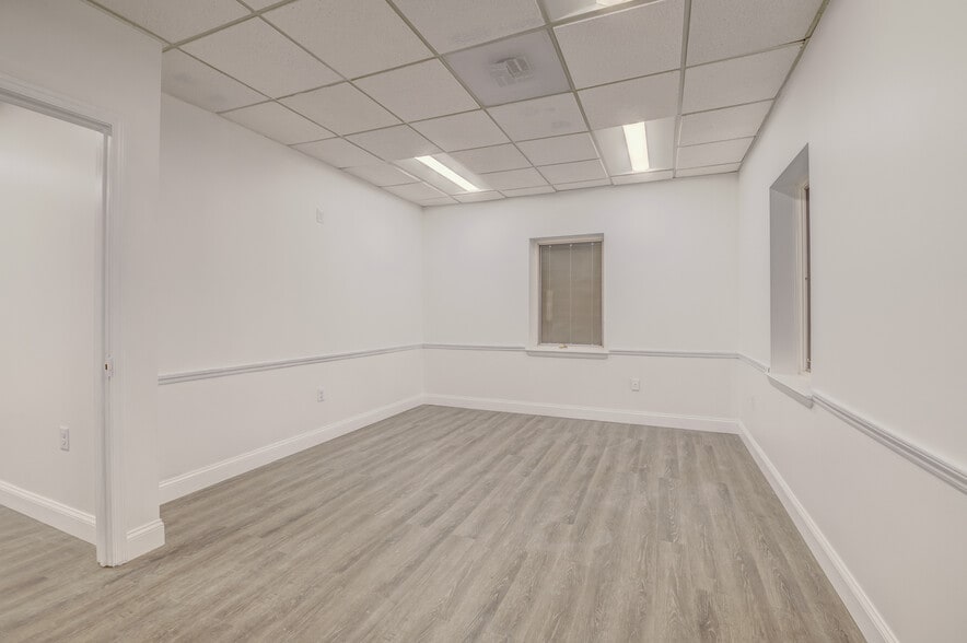 More Photos Of 4609 Pinecrest Office Park Dr, Alexandria Medical For Sale