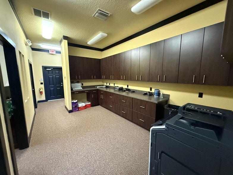 More Photos Of 5115 S Lakeland Dr, Lakeland Office For Sale