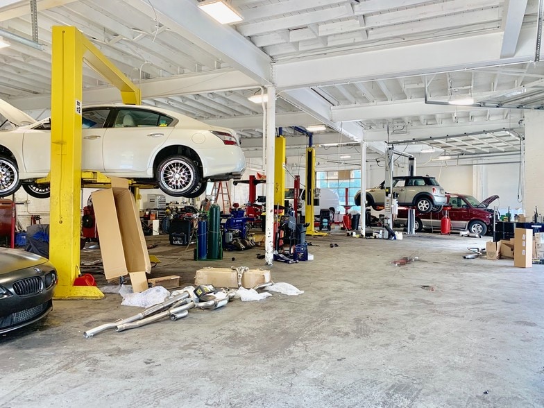 More Photos Of 560 Sunrise Hwy, Baldwin Auto Repair For Lease