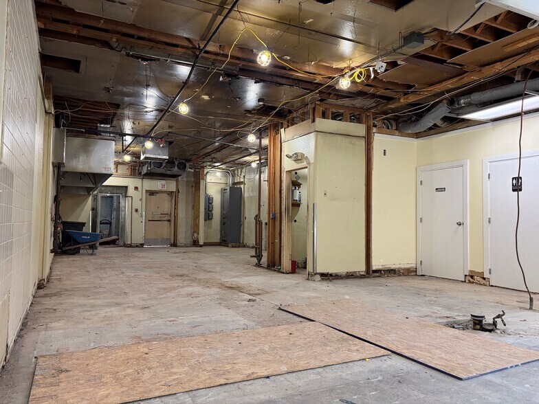 More Photos Of 39 Mechanic St, Marlborough Freestanding For Lease