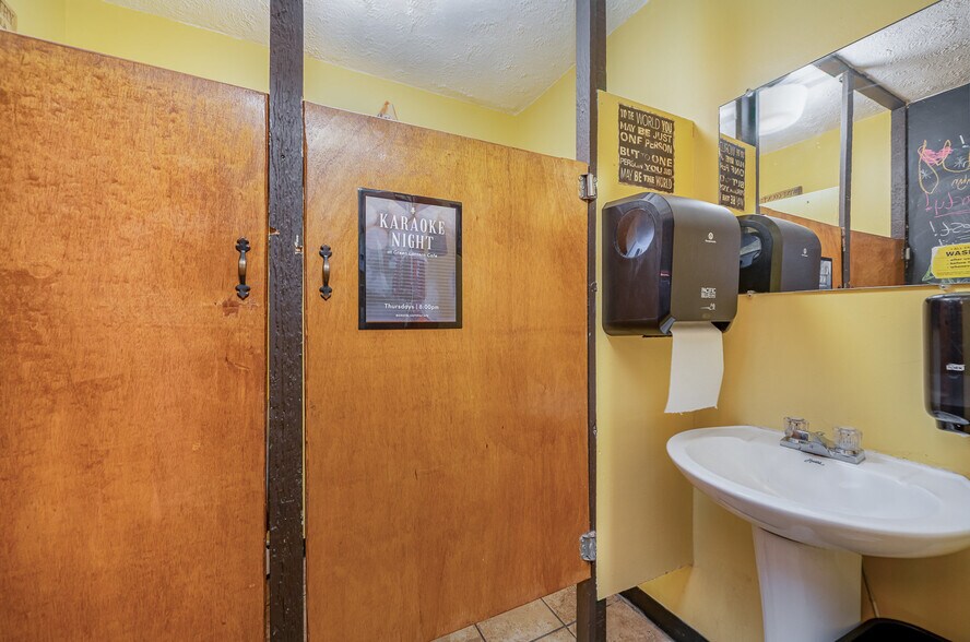 More Photos Of 3934-3938 Decoursey Ave, Covington Bar For Sale