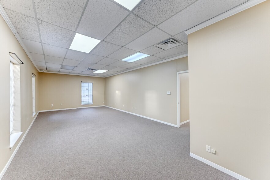 More Photos Of 14741 Pebble Bend Dr, Houston Loft Creative Space For Lease