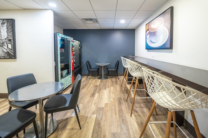 More Photos Of 521 Fifth Ave, New York Coworking Space