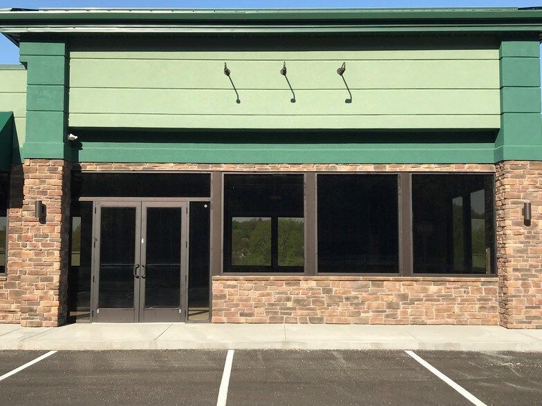 More Photos Of 1324-1328 Mars Evans City Rd, Evans City Showroom For Lease