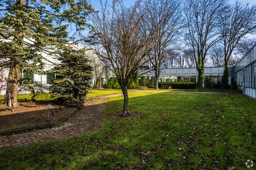 More Photos Of 7711 E Pleasant Valley Rd, Independence Showroom For Sale