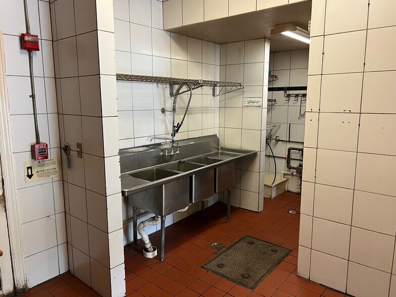 More Photos Of 127 W Lake St, Bloomingdale Fast Food For Sale