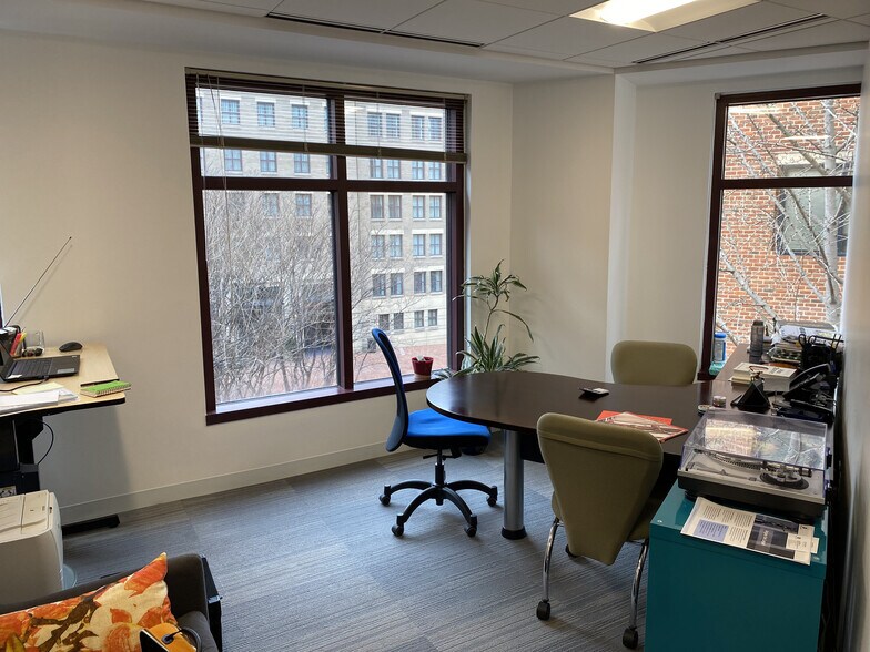 More Photos Of 225 Reinekers Ln, Alexandria Office For Lease