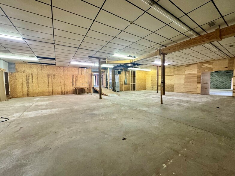 More Photos Of 868 State Route 3 and 12, Hinton Flex For Sale