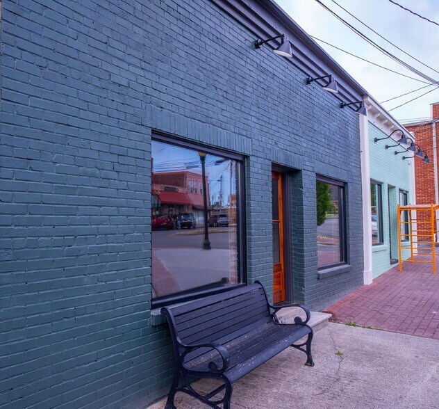 More Photos Of 110 E Market St, Chatsworth Flex For Sale