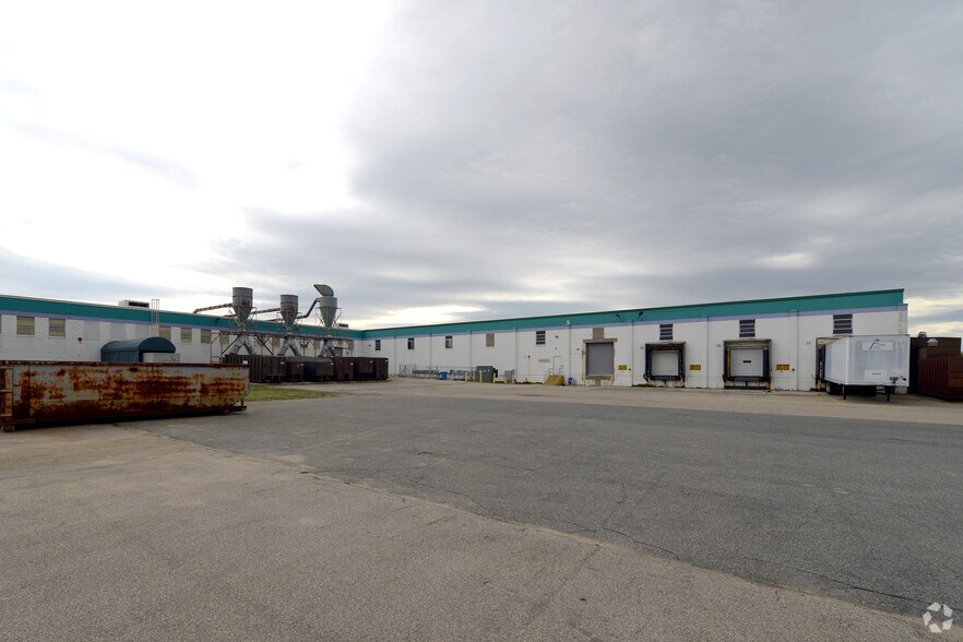 More Photos Of 60 Delta Dr, Pawtucket Warehouse For Lease