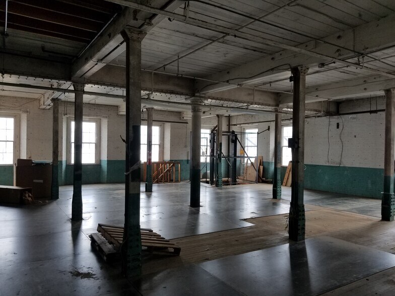 More Photos Of 302 N Water St, Newburgh Specialty For Lease