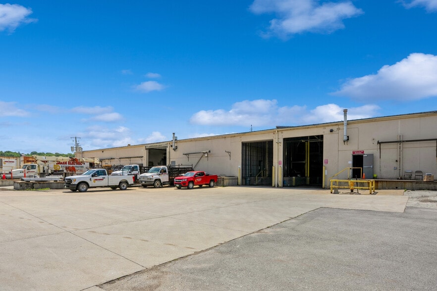 More Photos Of 2301 Fleur Dr, Des Moines Warehouse For Sale