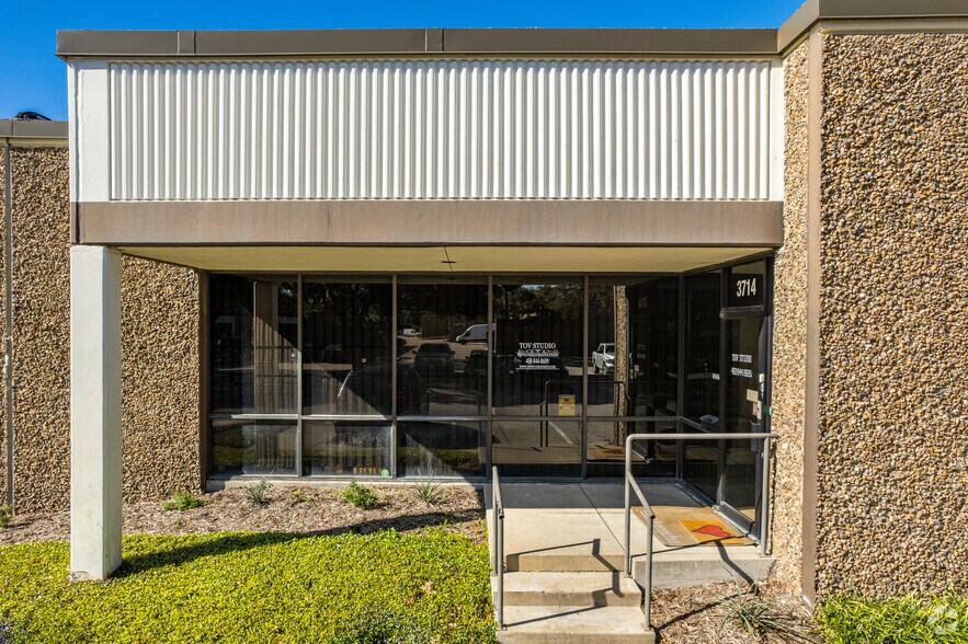 More Photos Of 3704-3732 Arapaho Rd, Addison Unknown For Lease