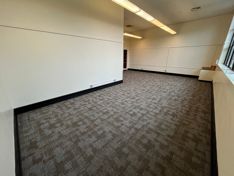 More Photos Of 7688 SW Capitol Hwy, Portland Specialty For Lease