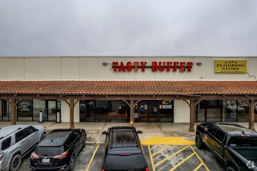 More Photos Of 540 10th St, Floresville Storefront For Lease