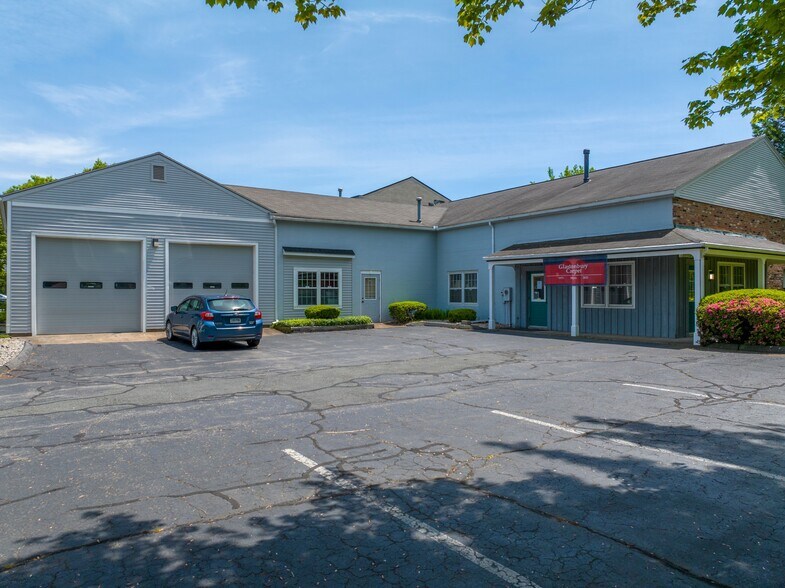 Primary Photo Of 192 Oak St, Glastonbury Showroom For Lease