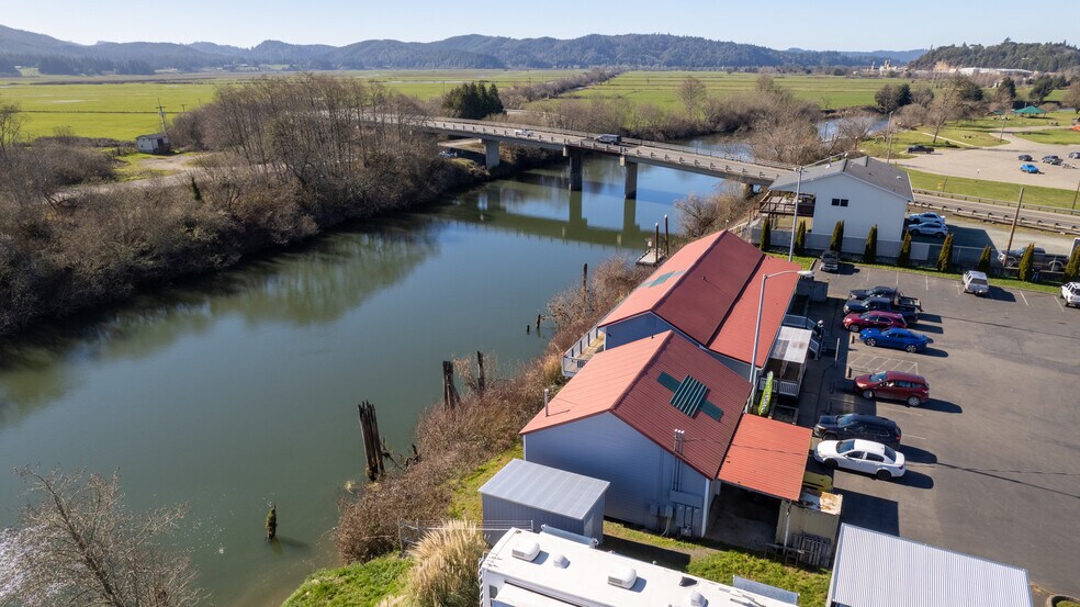 More Photos Of 751 Riverside Dr, Coquille Showroom For Sale