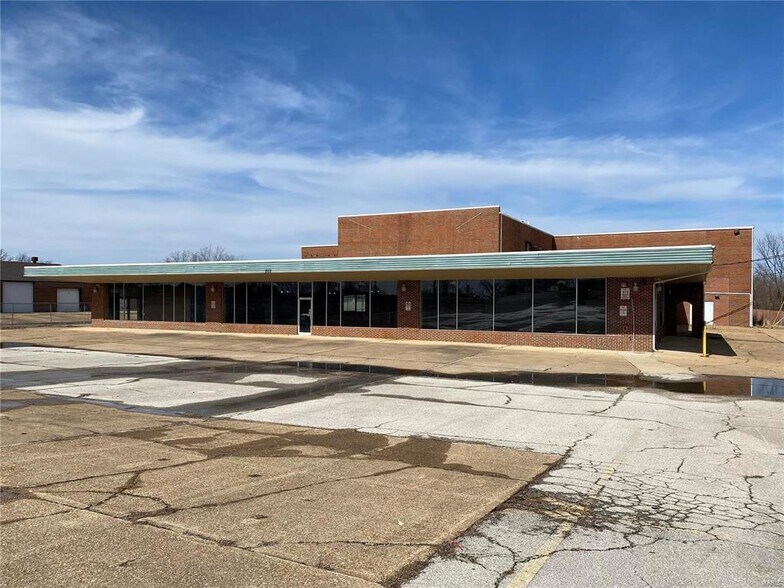 More Photos Of 512 Old Route 66, Saint Robert Showroom For Sale