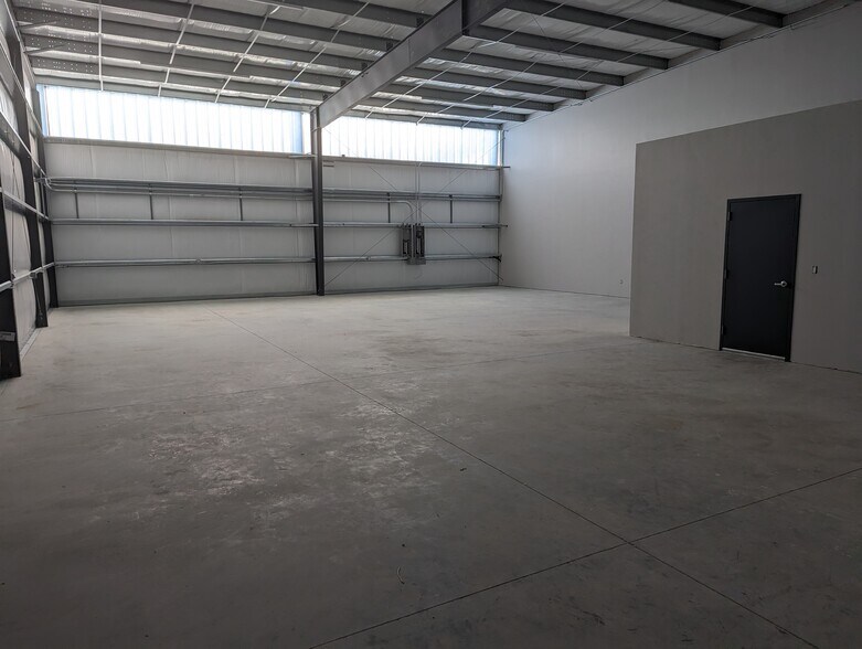 More Photos Of 16311-16315 Dundee Rd, Cypress Warehouse For Lease