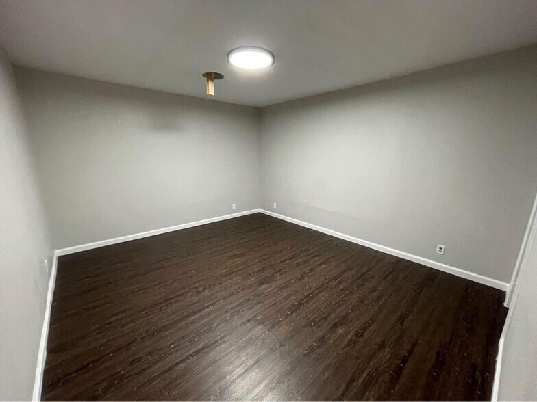 More Photos Of 7235 Glenview Dr, Richland Hills Office For Sale