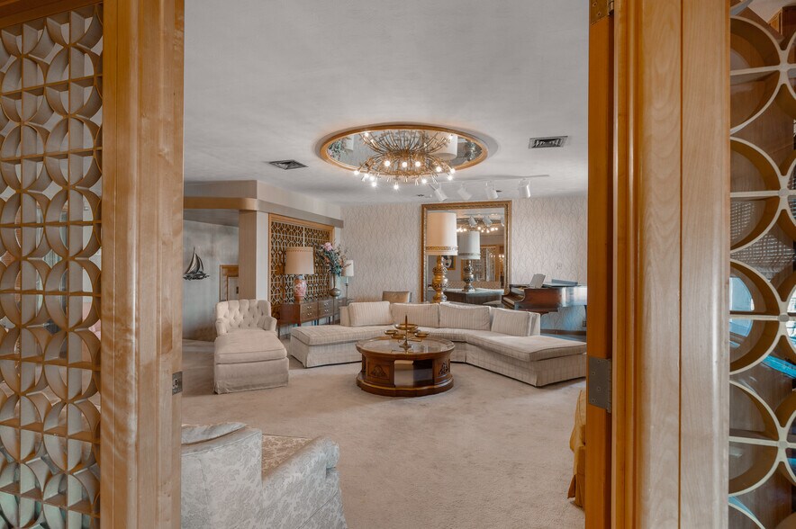 More Photos Of 531 W Main St, Denison Office For Sale