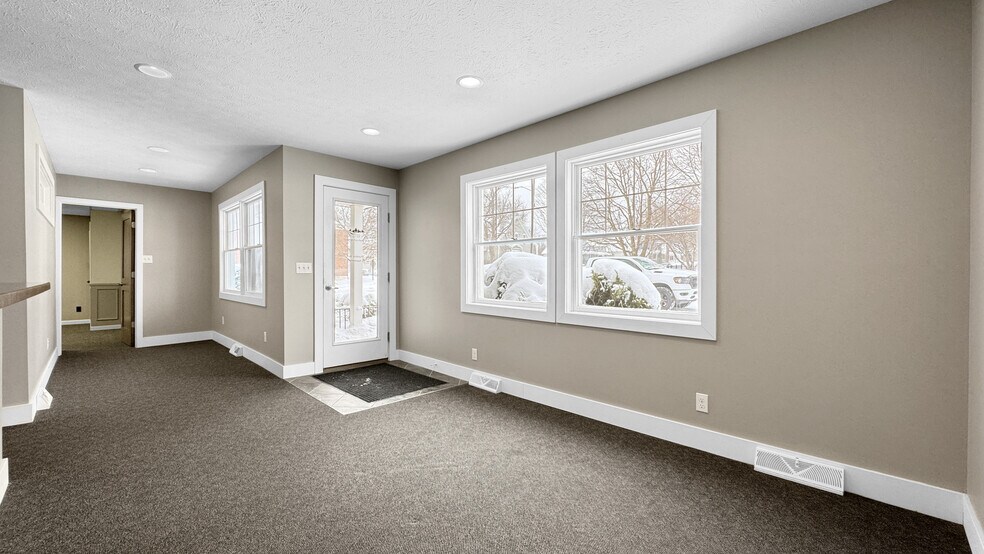 More Photos Of 118 Stimson St, Cadillac Office For Sale