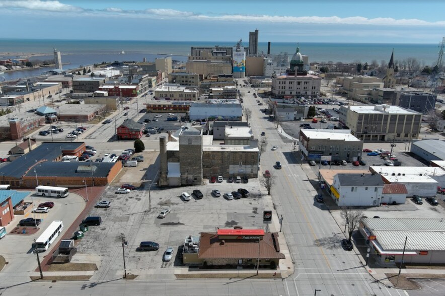 More Photos Of 1022 Washington St, Manitowoc Freestanding For Sale