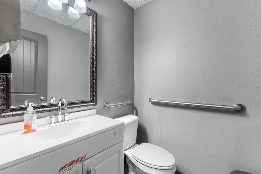 More Photos Of 604 S 77 Sunshine Strip, Harlingen Office For Sale