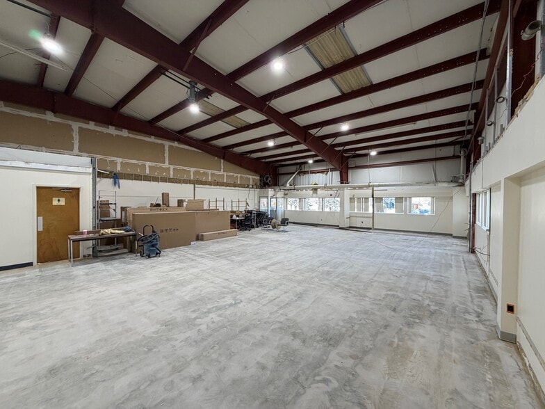 More Photos Of 20 E Commons Blvd, New Castle Warehouse For Lease