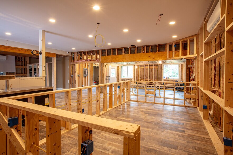 More Photos Of 137 Longwoods Rd, Cumberland Restaurant For Lease