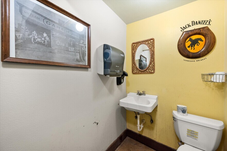 More Photos Of 107 S Beaton St, Corsicana Storefront For Sale